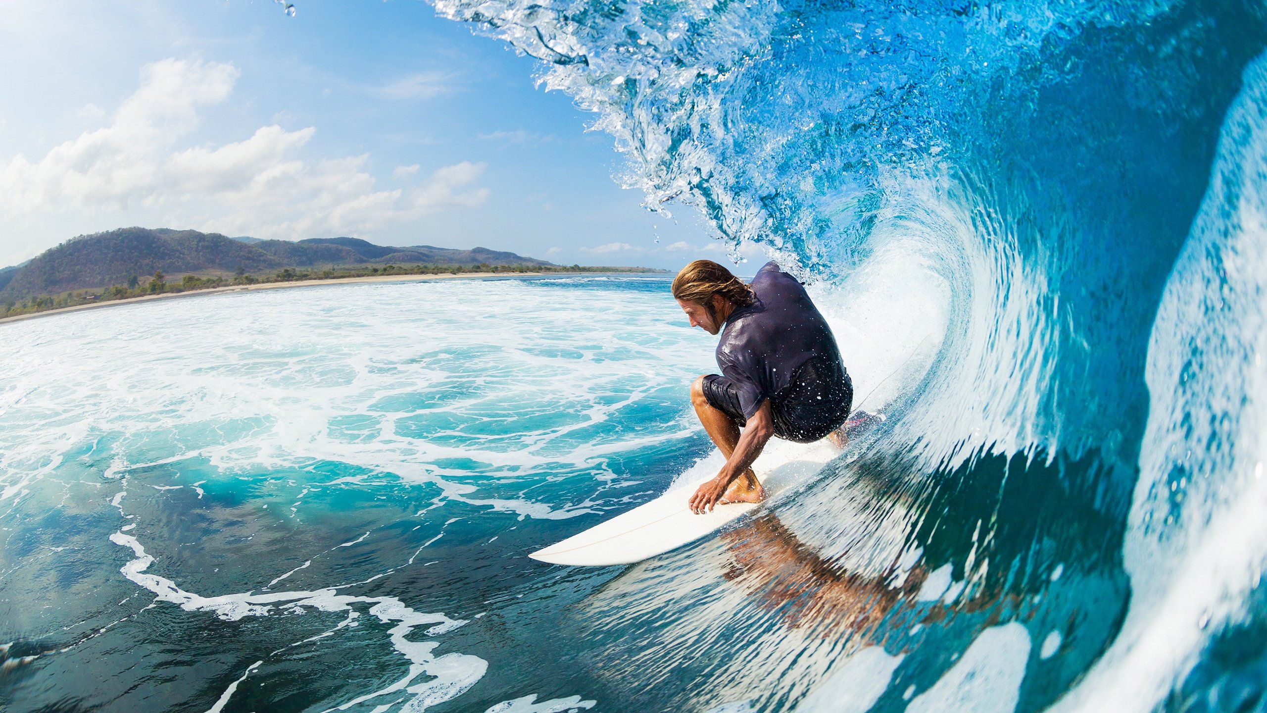 “岩壁飞跃：高空赛段的极限表现”，岩壁跳跃